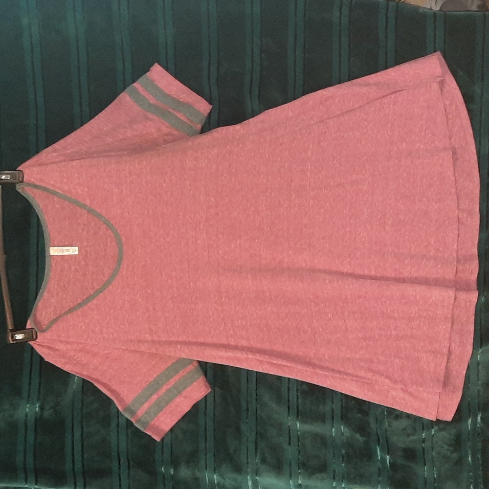 2X Heathered Red LuLaRoe Classic baseball tee